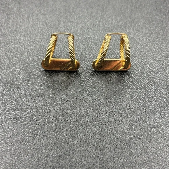 Uniquely Elegant Gold-Tone Cufflinks - Picture 3 of 6